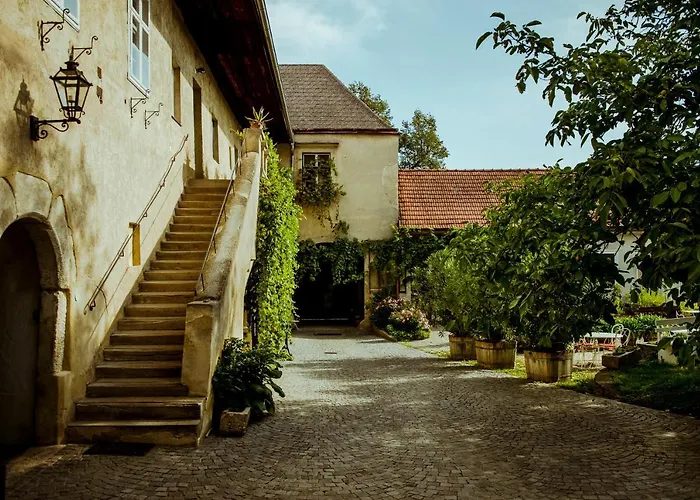 Gut Oberstockstall Gasthof *